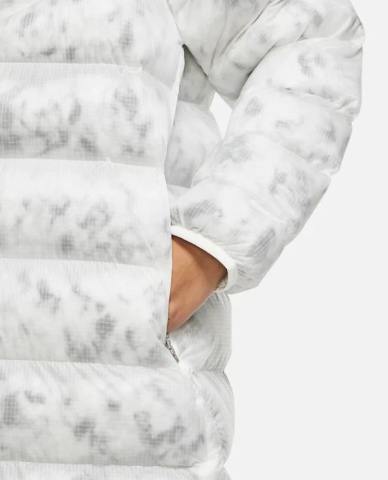 Дамска Парка Nike

Чисто нова с етикети.

Размер L ( уголемена)

Цена