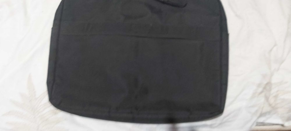 Продавам черна чанта за лаптоп 15.6инча