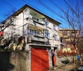Продава се самостоятелно двуетажно жилище в масивна къща в гр. Попово
