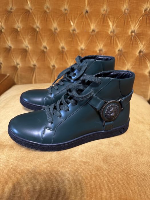 Incaltaminte versus versace dama