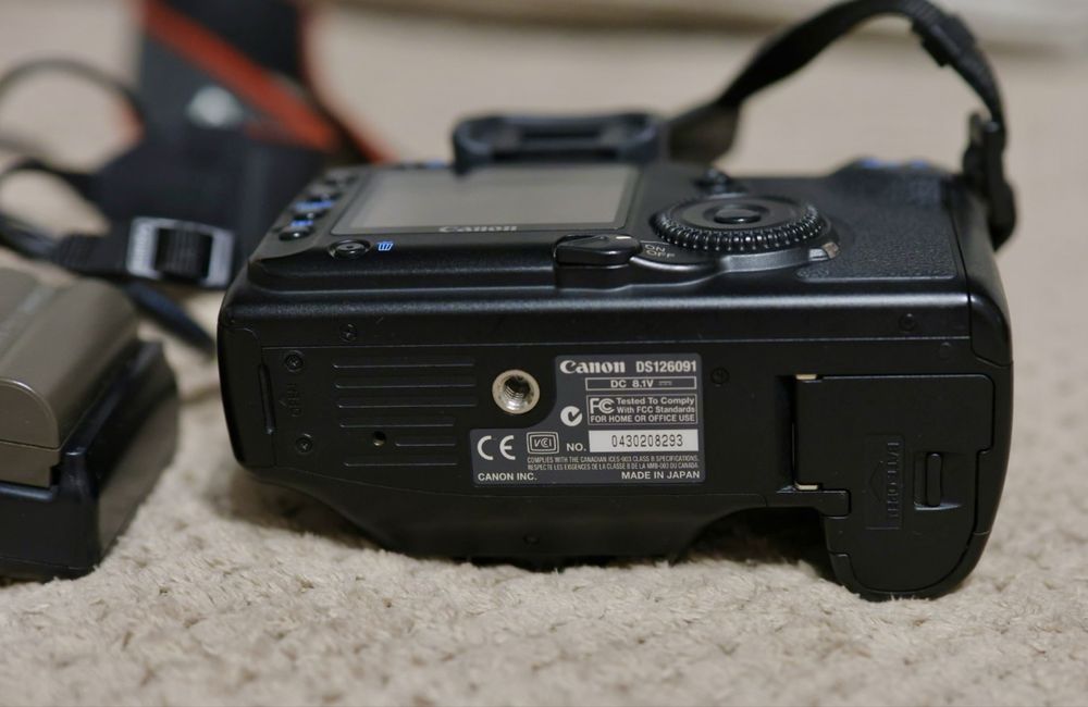 Canon EOS 5D Classic – 2 baterii + încărcător + card 2GB