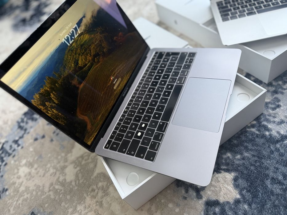 Macbook Air 2019 , La cutie  in stare buna , I5 , 8GB  Baterie ok.