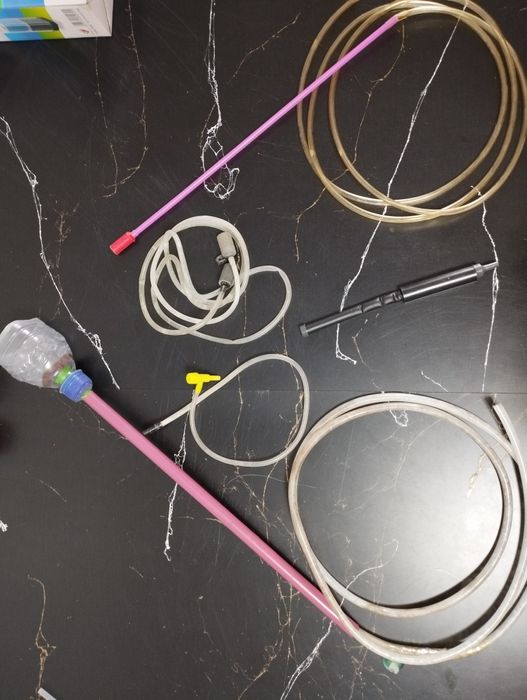 аквариум с инструментами и изолятором