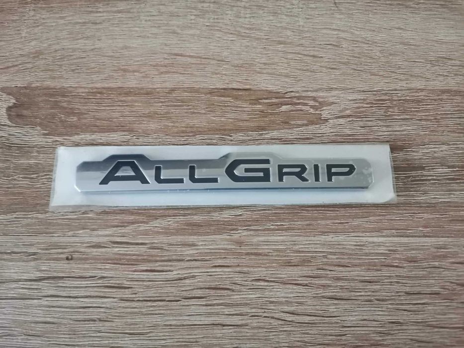 сребриста емблема Suzuki AllGrip