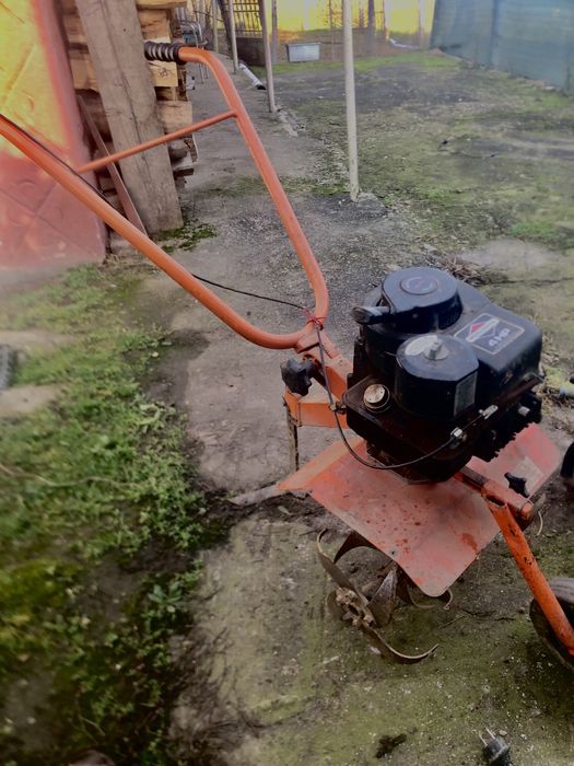 Vând motocultor (freză de grădină) cu motor Briggs & Stratton 4 CAI