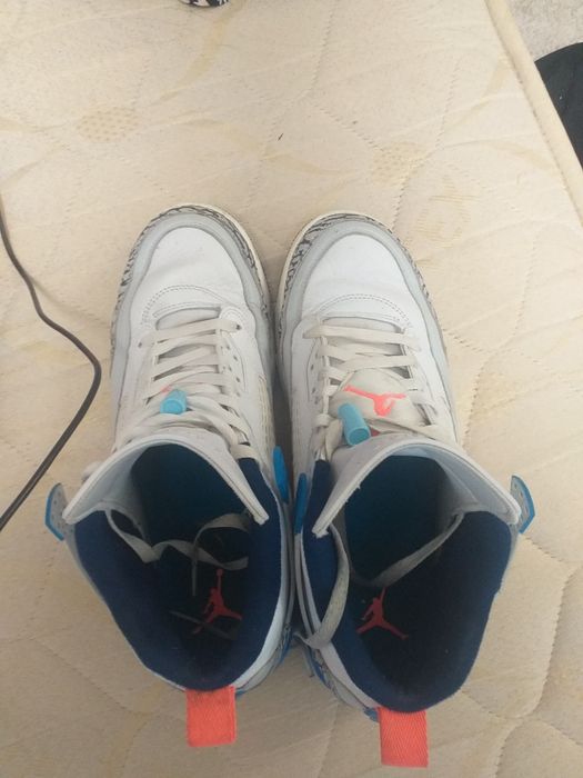 Vand jordani 4 spizike low,stare 8/10,marimea 43 44 ,pret 150-200 ,Cu tot cu cutie doar in Iasi