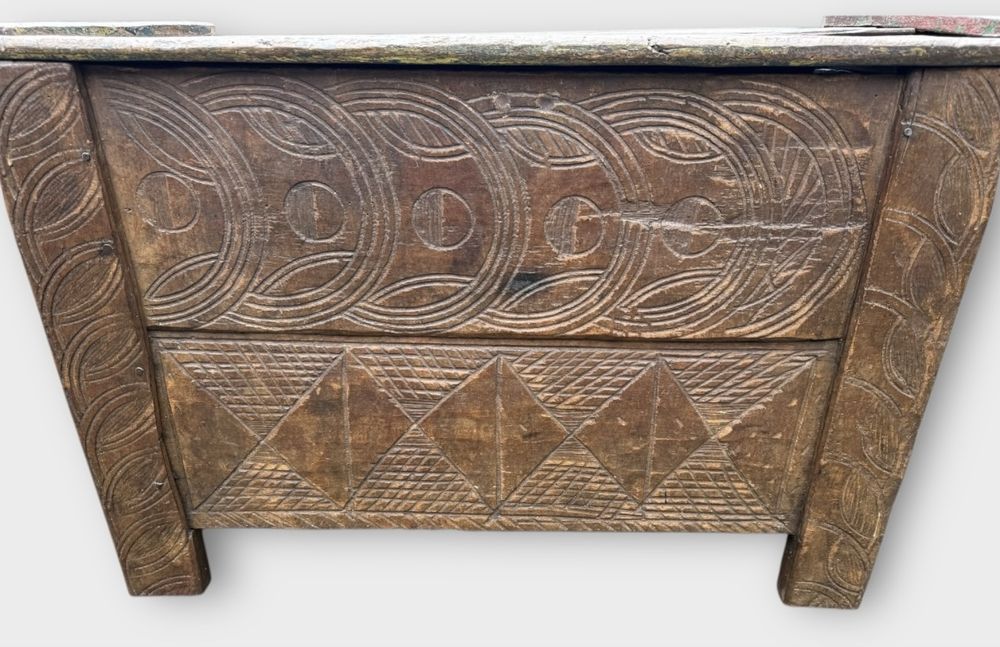Lada zestre taraneasca decoratiuni caroiaje si romburi