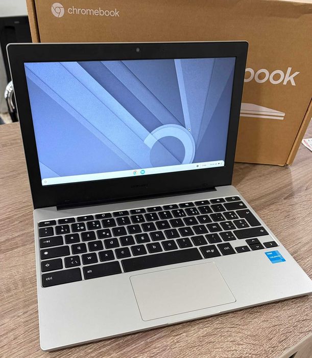 Лаптоп Galaxy chromebook go