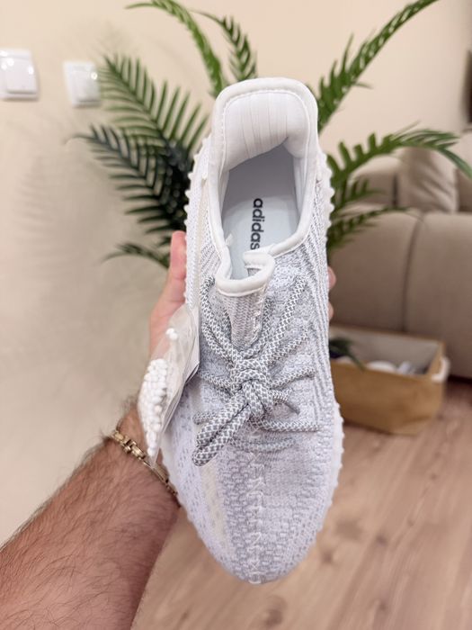 Yeezy 350 noi cu etichete