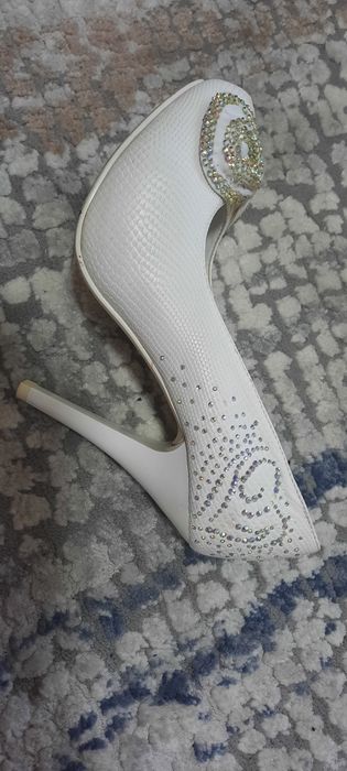 Белые женские туфли