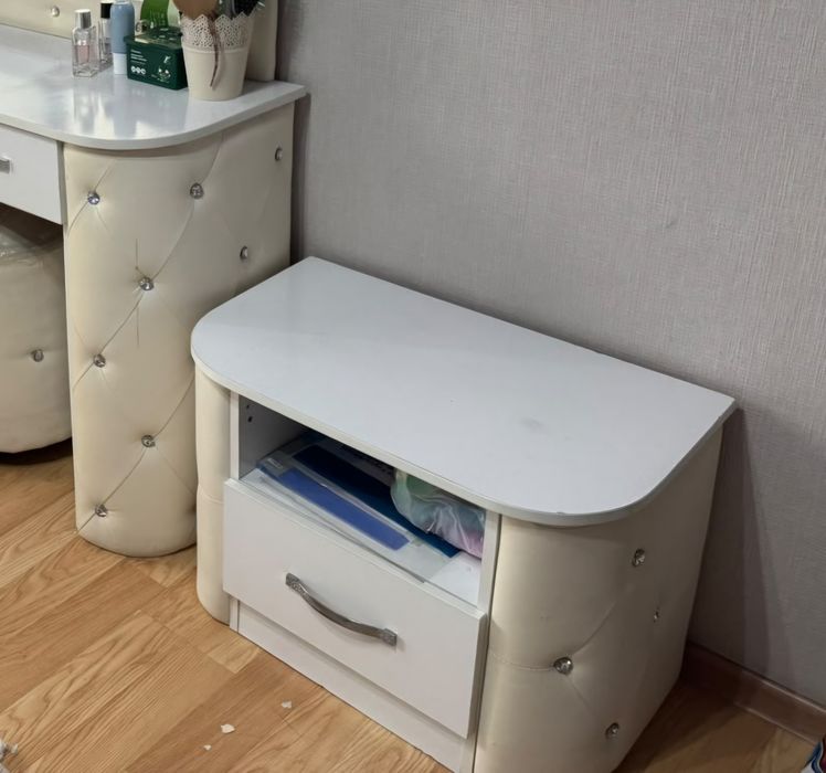 Тумбы белые 2 штуки