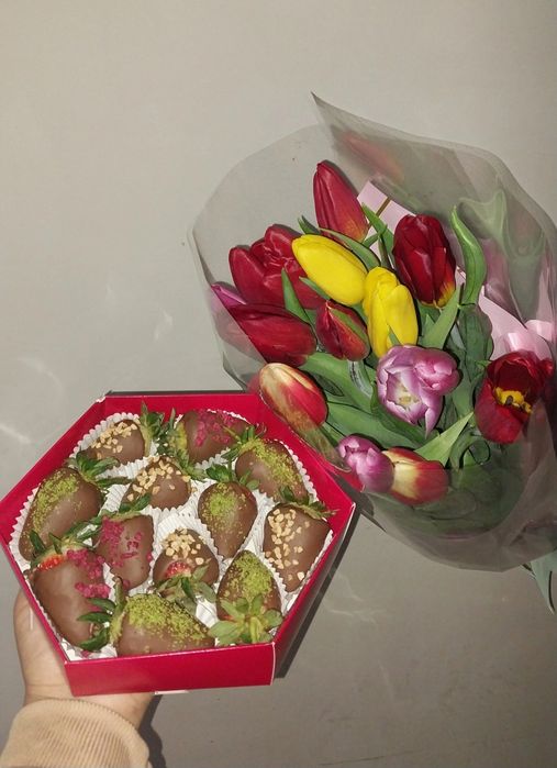 Клубника, финики  в шоколаде