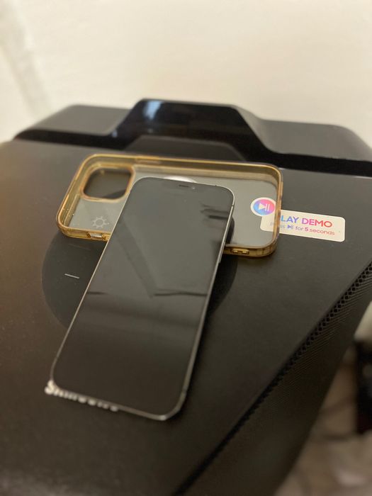 iPhone 12 Pro Max și o boxă Samsung de 1500 de W