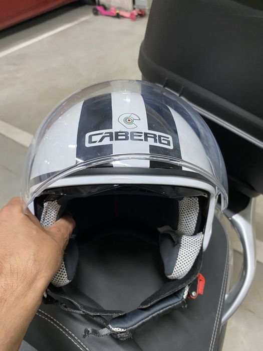 Продавам каска Caberg