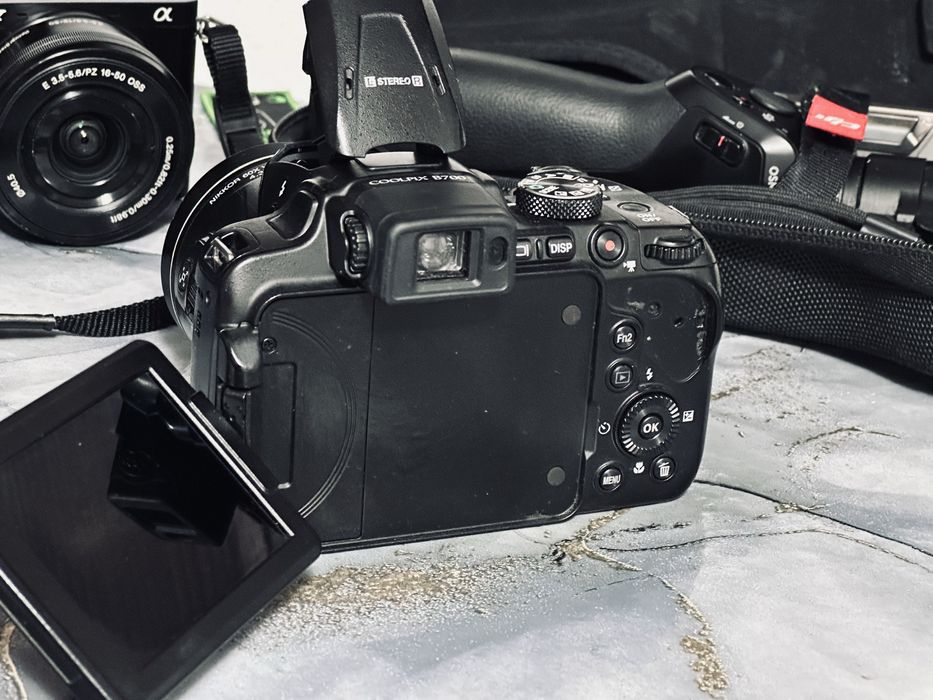 Nikon coolpix b700