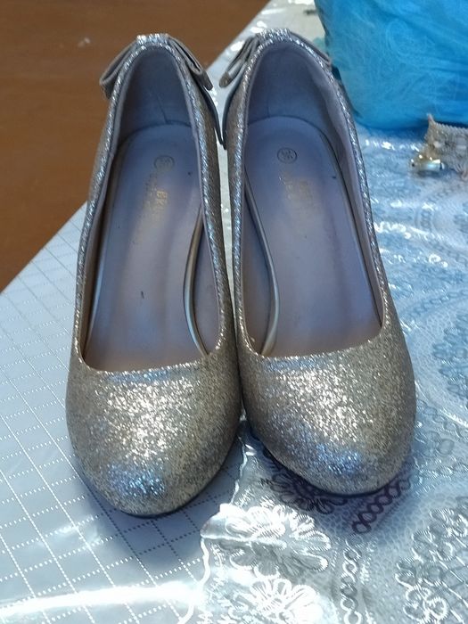 Туфли сотилади..