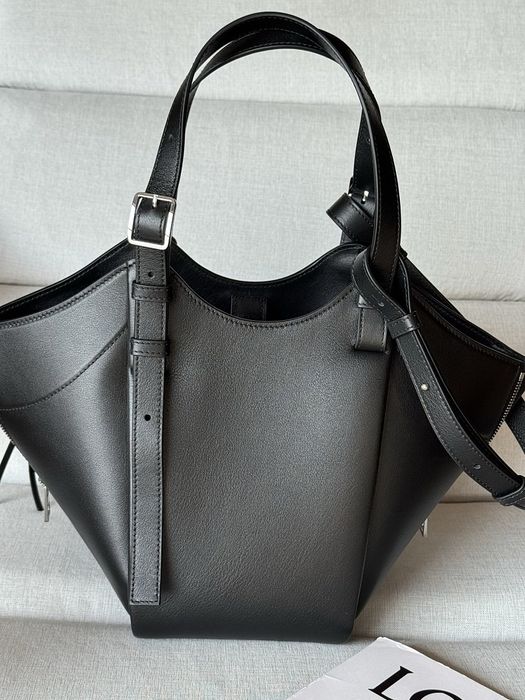 Geanta  Loewe Hammock Flip bag in classic calfskin
