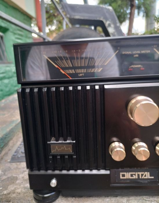 - Amplificator superb Hi-end Mosfet 2x200 w Vu-metre pe ace.