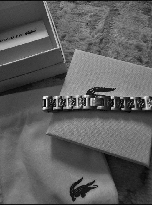 Браслет Lacoste.