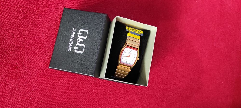 Часовник Q&Q , японски механизъм,унисекс. Нов !!.