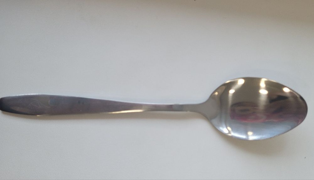 Продам столовые приборы новые