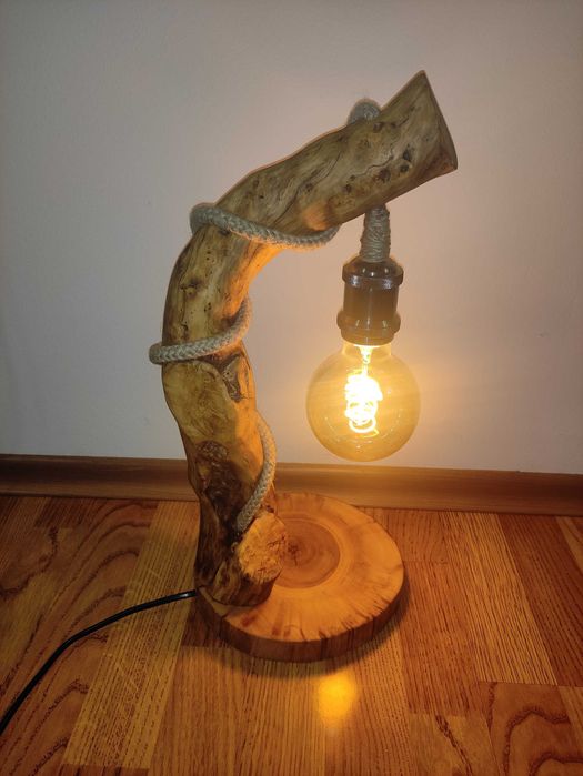Нощна лампа от дърво