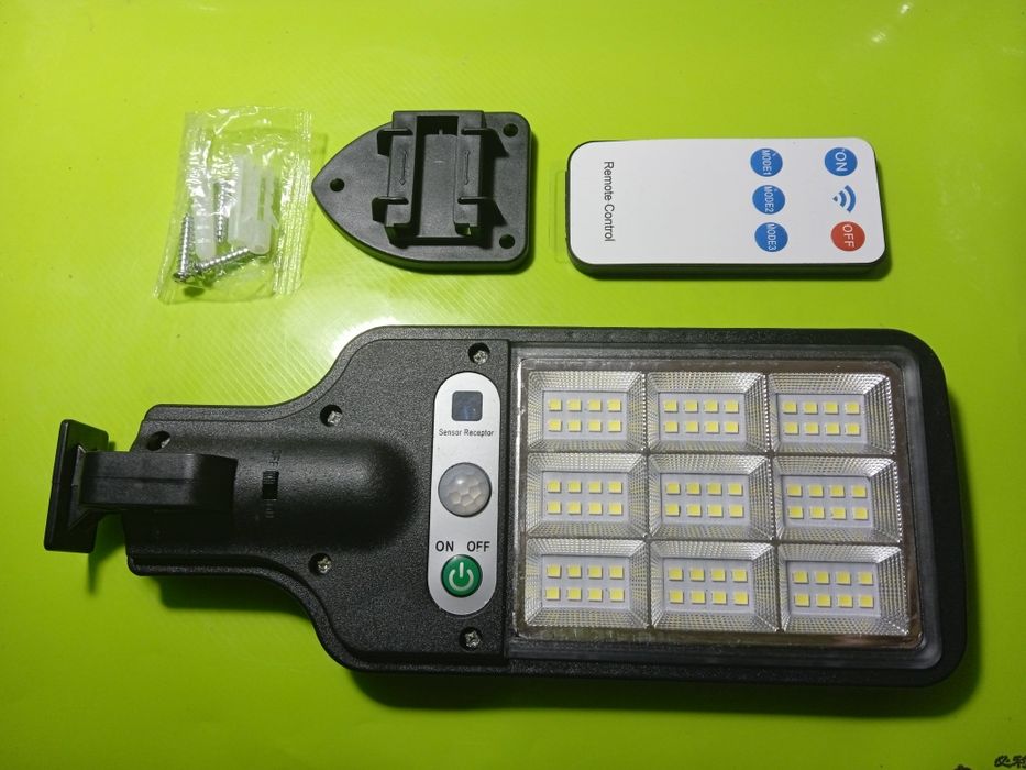 Соларна улична лед лампа с датчик за движение и дистанционно