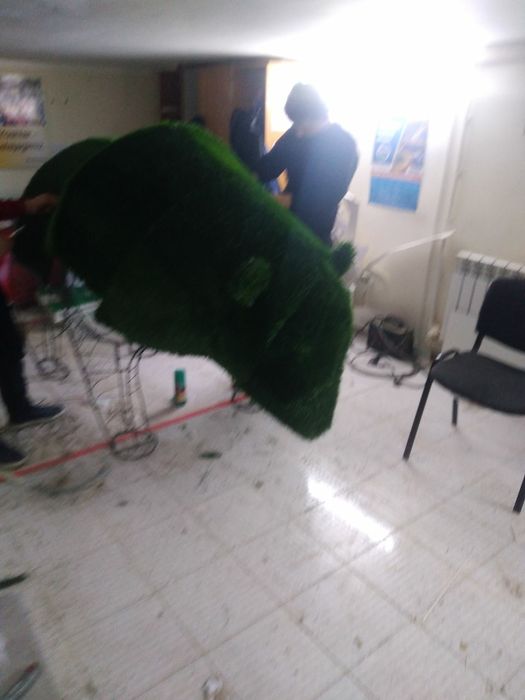 Тапиарни айик газондан