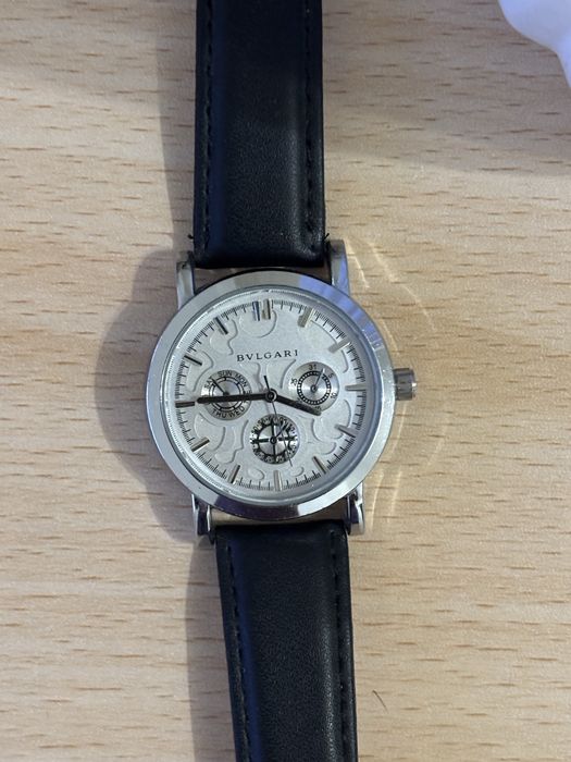 Часовник сребрист с черна каишка