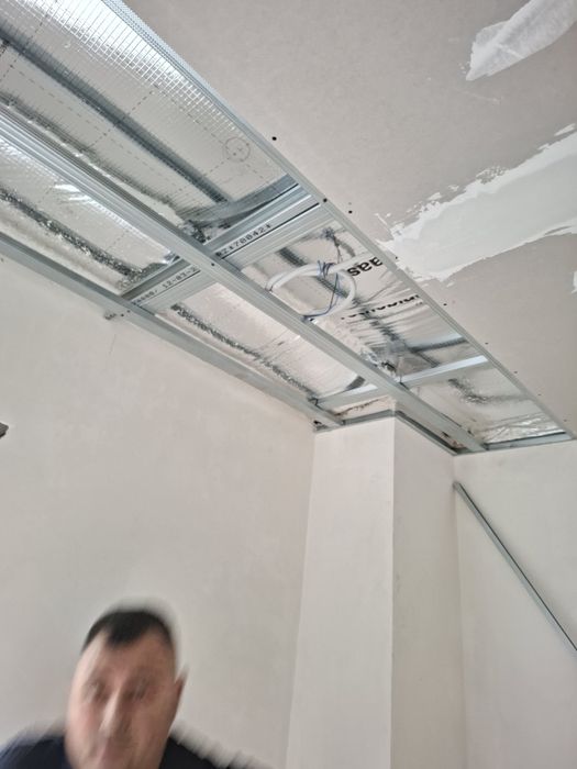 Interioare, tavane Rigips, vopsit cu pompa