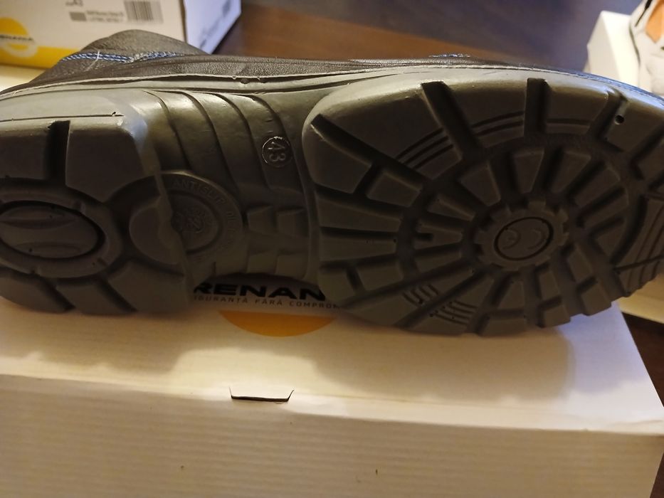 Vând bocanci de muncă