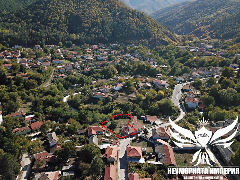 Продавам двуетажна къща 195РЗП с широк двор 1020кв. в с.Тополово