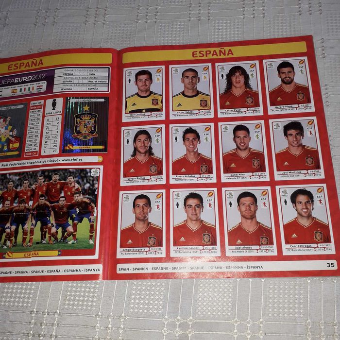 Albume de fotbal Panini + Trei pachete de carți de fotbal la ofertă