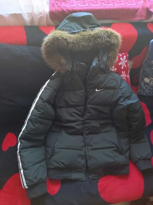 Vand geaca originala nike de barbati marimea L este de Iarna