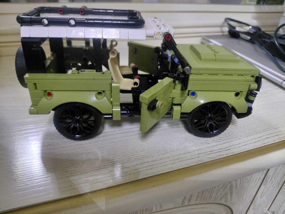 Range Rover Defender o'yinchoq mashinasi.