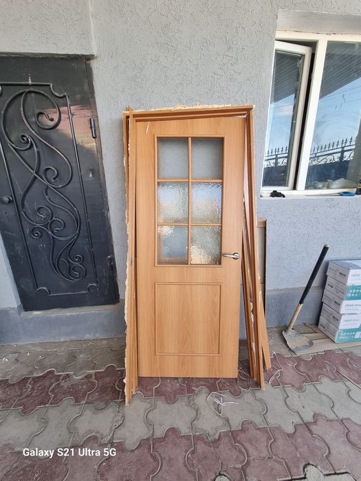 Саудасы бар үйдің ішінде тұрған есік