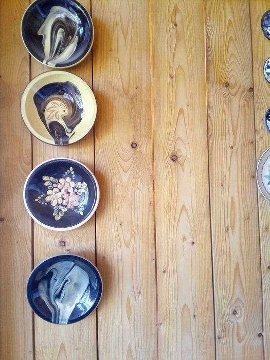 4 декоративни чинии с абстракция и прозрачна глазура.
Диаметр 20 см