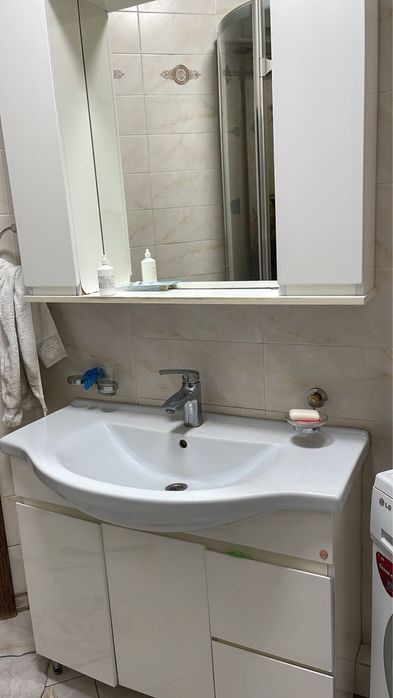 Тумба с раковиной и шкаф