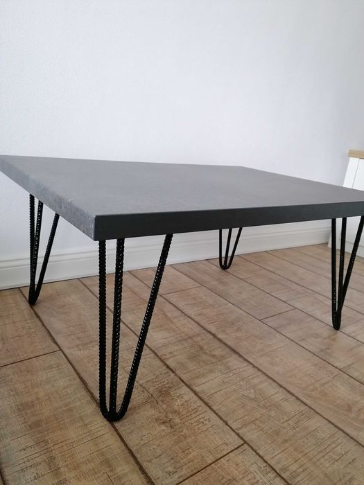 Masa nouă, culoare gri cu picioare metalice.