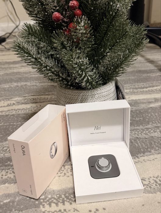 Oura ring 4           size 8
