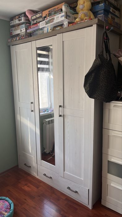 Бял гардероб  143 широк, висок 200 и дълбок 60