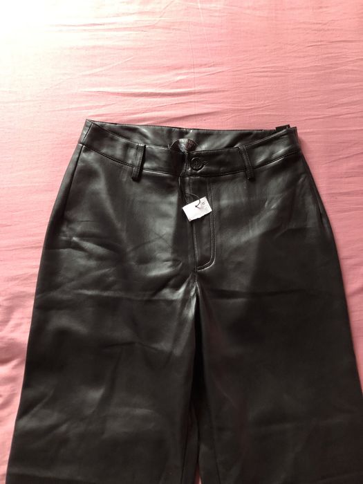 Vand pantaloni piele evazati marimea 38