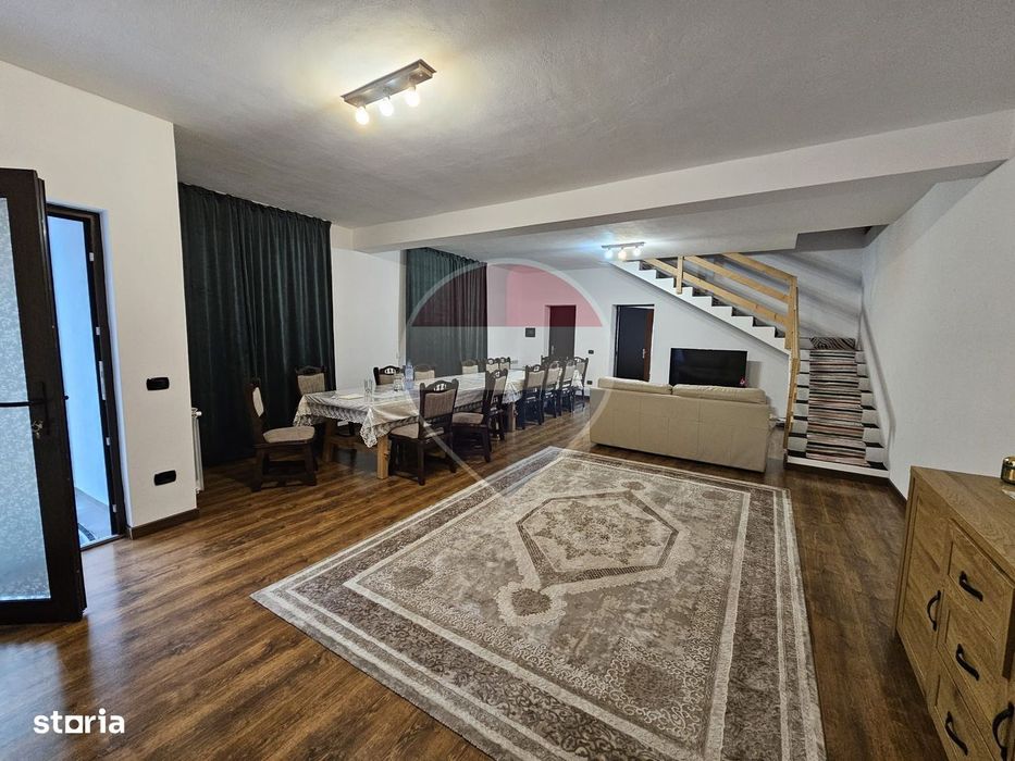 Casă / Vilă cu 9 camere de vânzare