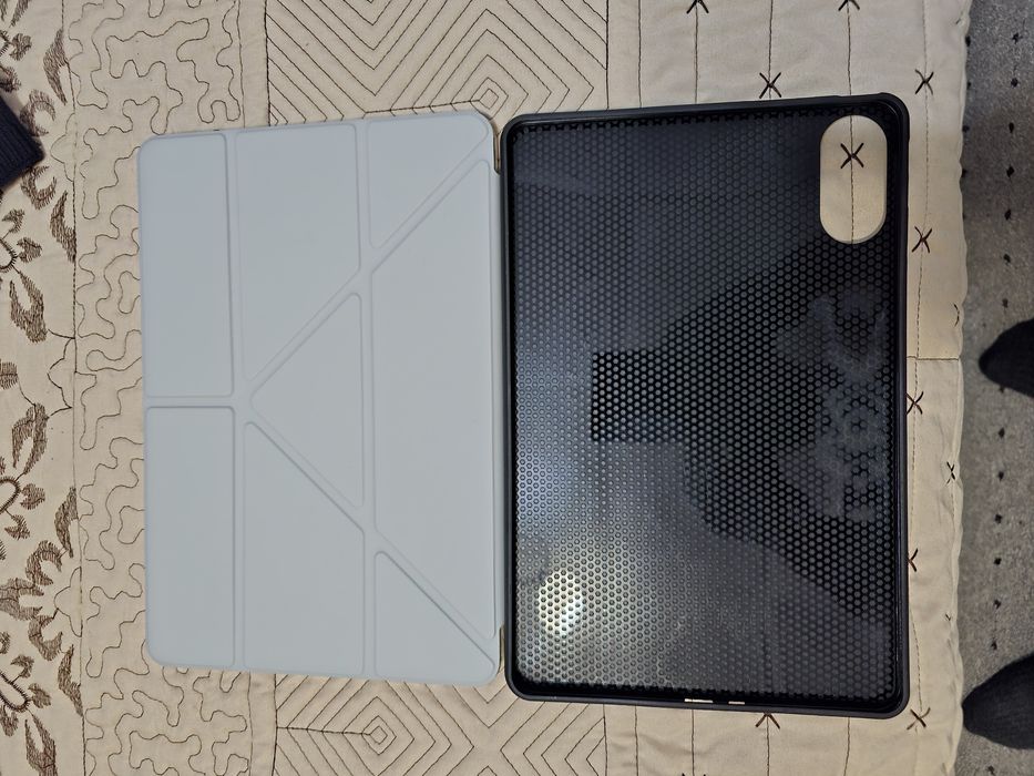 Vând 2 huse Xiaomi redmi pad pro