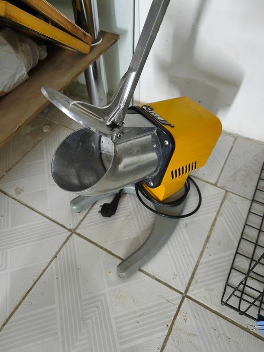 Много оборудования для кафе и бара(блендер, смузи, кофемашина и т.п.)