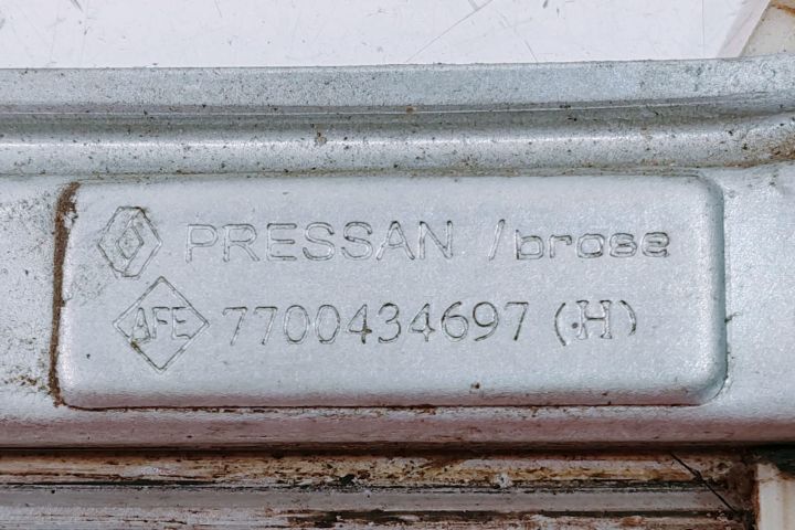 Macara  Stanga Spate  7700434697H Renault Symbol prima generatie (fac