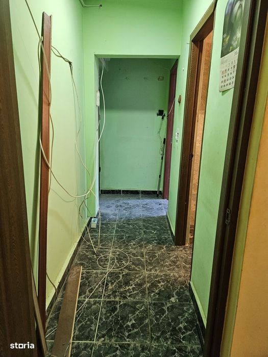 Se vinde imobil cu 3 camere, cu balcon, liber.