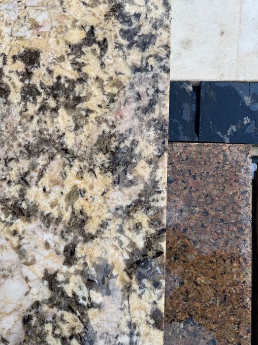 Bucati mari si mici de granit natural, ideale pentru pavaj mozaic, curti, alei