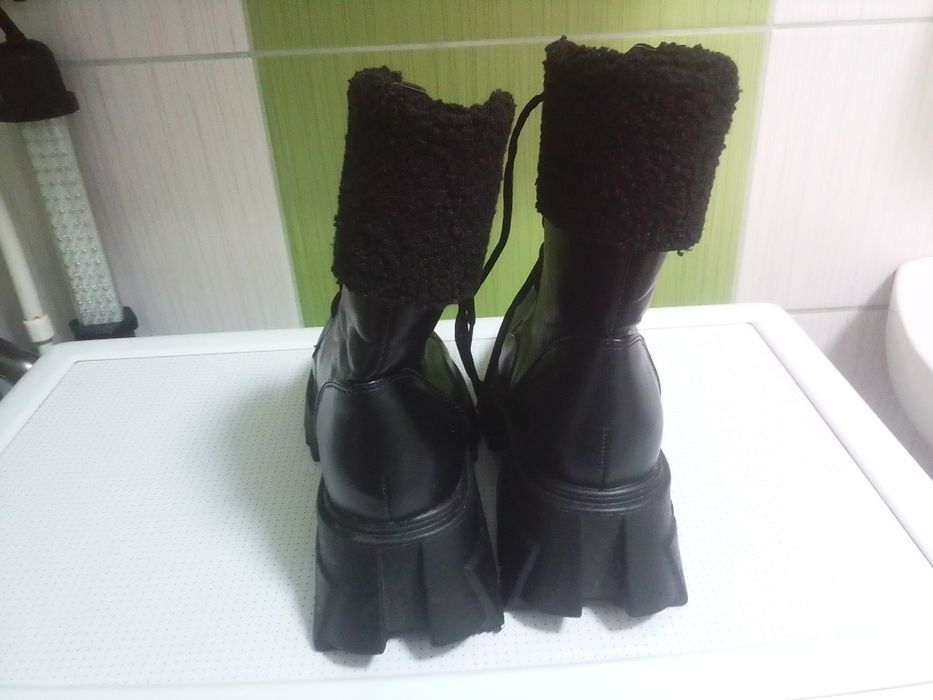 Bocanci negri inalti