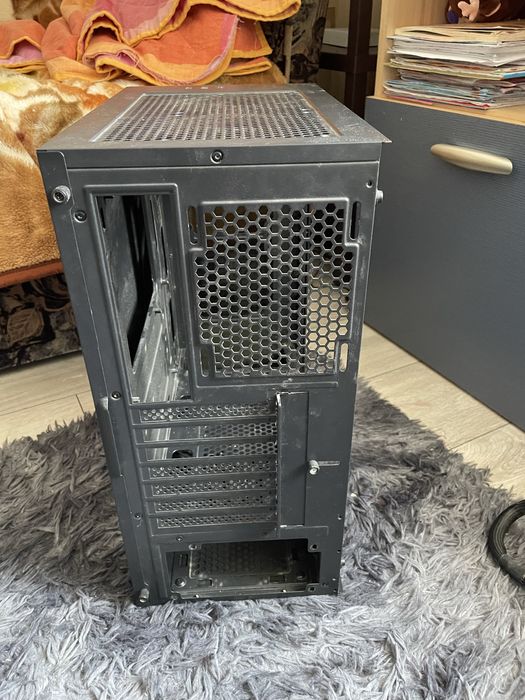 Carcasă Gaming AQIRYS (Model Mid-Tower) – Curată, Stare Bună (Fără Ventilatoare/Sită Top)